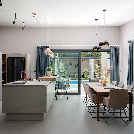 Mit Privatpool Fuer 10 Personen Ca 200 Qm In Sisan, Istrien Suedkueste Von Istrien Holiday home *